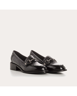College moccasins with removable flanges in grained patent leather