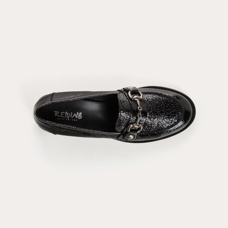 College moccasins with removable flanges in grained patent leather