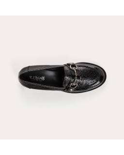 College moccasins with removable flanges in grained varnish leather