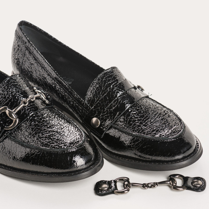 College moccasins with removable flanges in grained patent leather