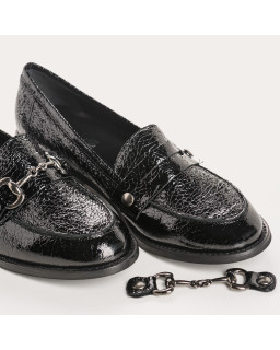 College moccasins with removable flanges in grained varnish leather