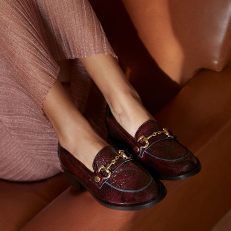 College moccasins with removable flanges in grained patent leather