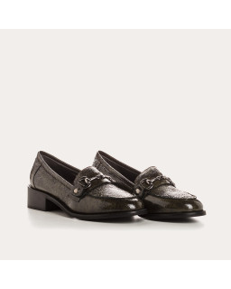 College moccasins with removable flanges in grained patent leather