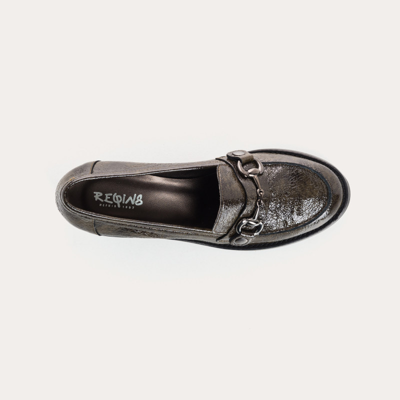 College moccasins with removable flanges in grained patent leather