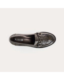 College moccasins with removable flanges in grained patent leather
