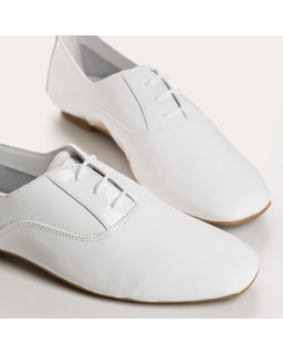 Derbies plates en cuir vernis avec lacets ton sur ton