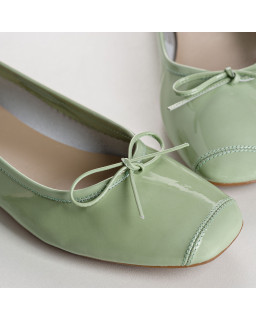 Ballerines en cuir vernis violet à noeud