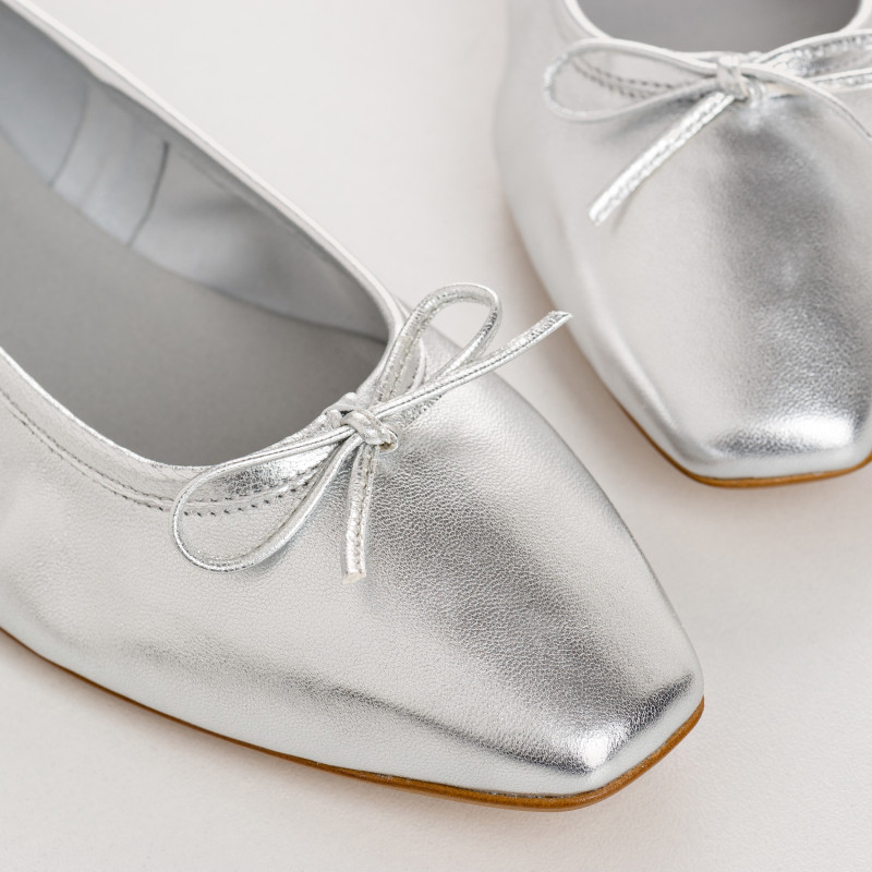 Silver or gilded metal leather ballerinas with pointed end