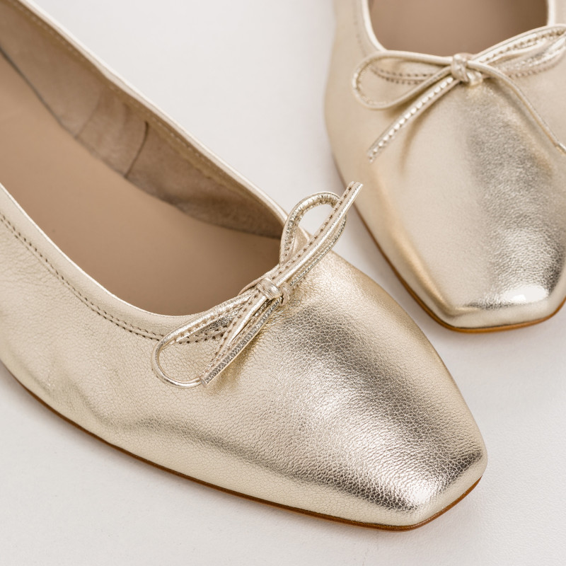 Silver or gilded metal leather ballerinas with pointed end