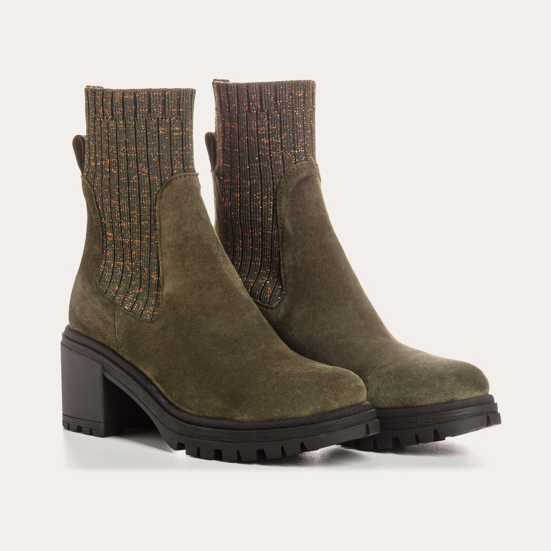 Boots Chelsea with velvet leather heel with elastic