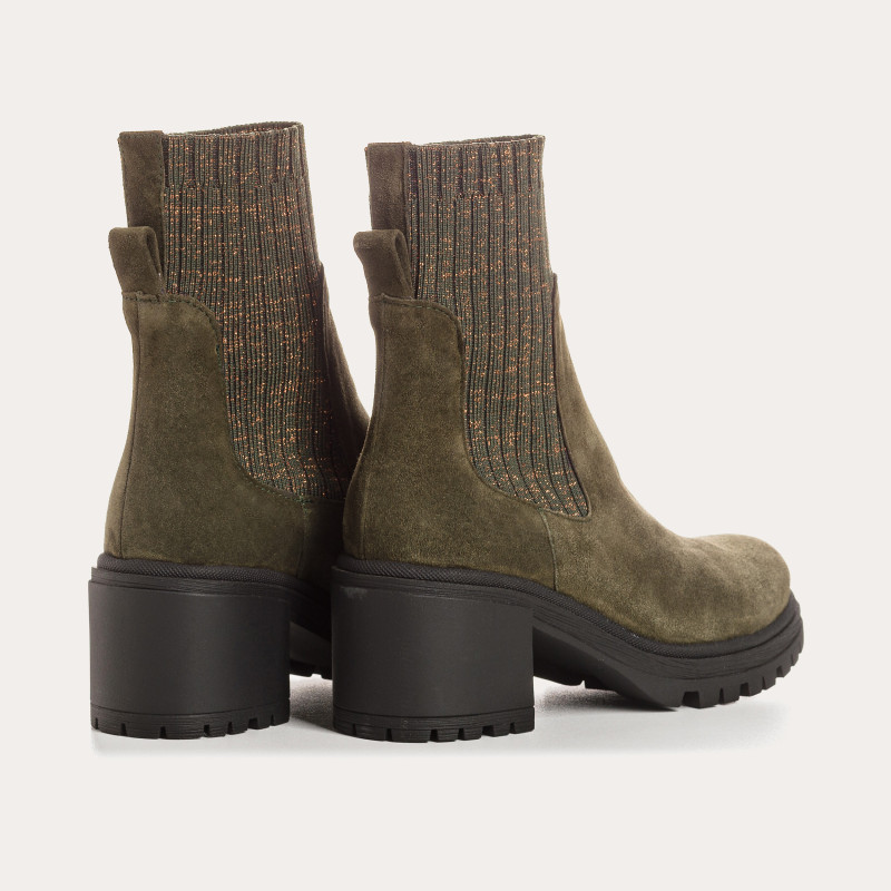 Boots Chelsea with velvet leather heel with elastic