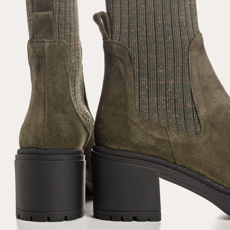 Boots Chelsea with velvet leather heel with elastic