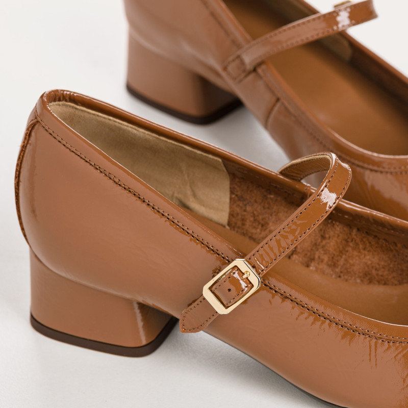 Mary Janes with mid-high heels varnished with golden or silver buckle