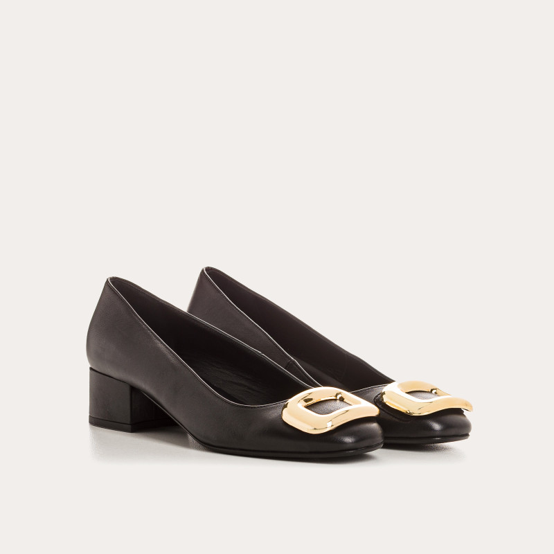 Leather heel ballerinas with golden jewelry