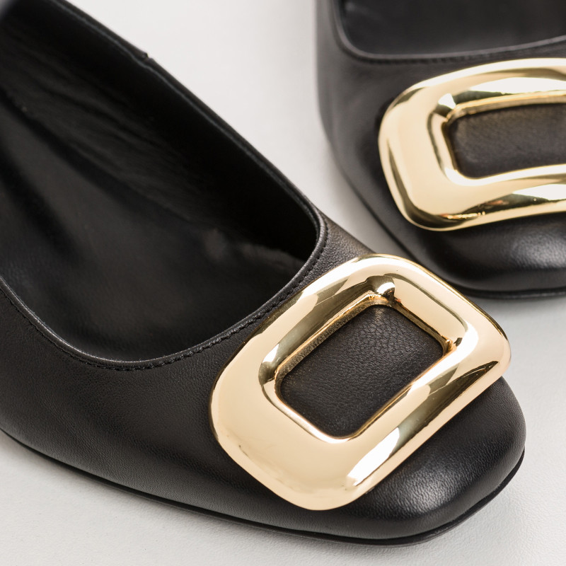 Leather heel ballerinas with golden jewelry