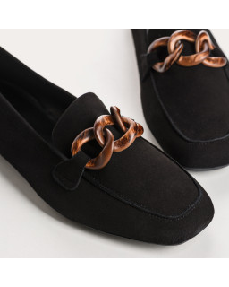 Mocassins bijoux en cuir velours bout carré et chaîne bois brossé