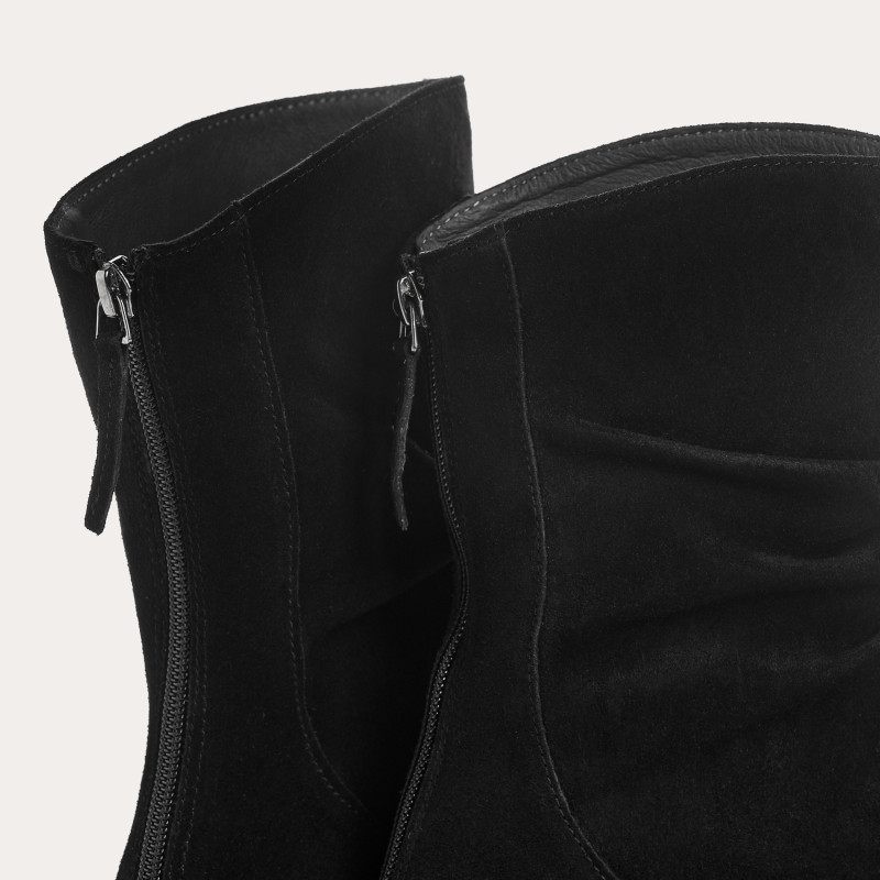 Suede boots with notched soles with rear zip
