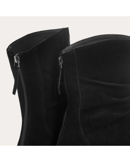 Suede boots with notched soles with rear zip