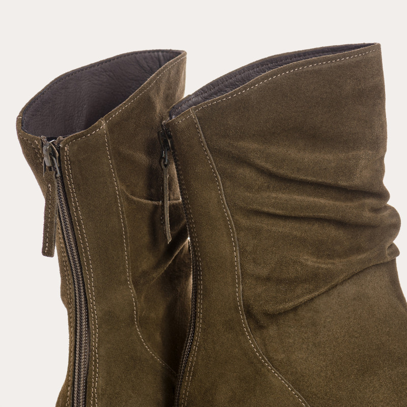 Velvet leather boots with notched soles with rear zip