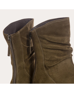 Boots en cuir velours à semelles crantées avec zip arrière