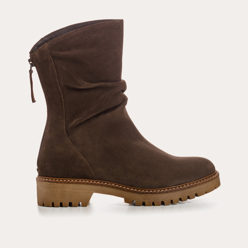 Suede boots with notched soles with rear zip