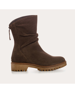 Suede boots with notched soles with rear zip