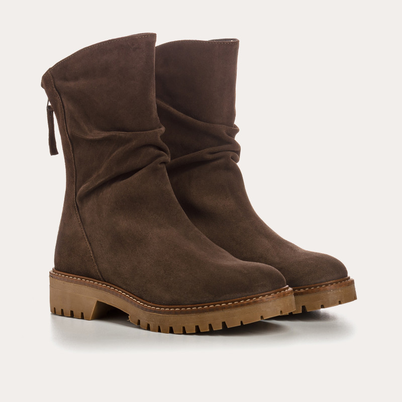 Suede boots with notched soles with rear zip