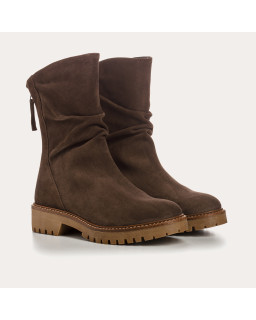 Suede boots with notched soles with rear zip