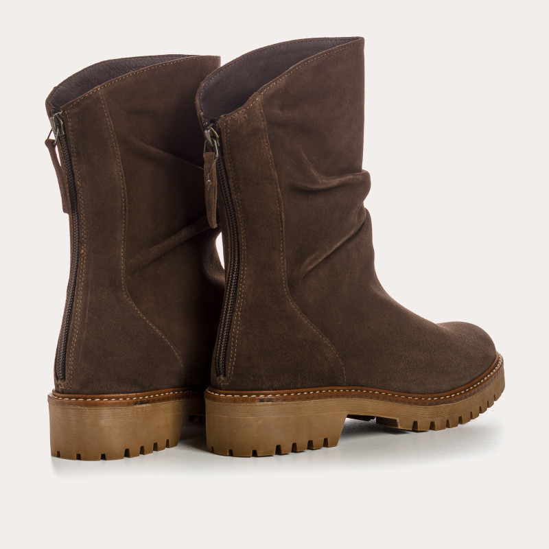 Suede boots with notched soles with rear zip