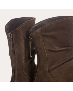 Suede boots with notched soles with rear zip