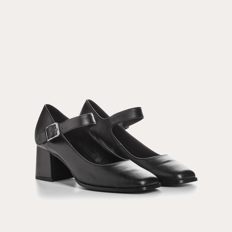 Babies with black heels in smooth leather with silver buckle