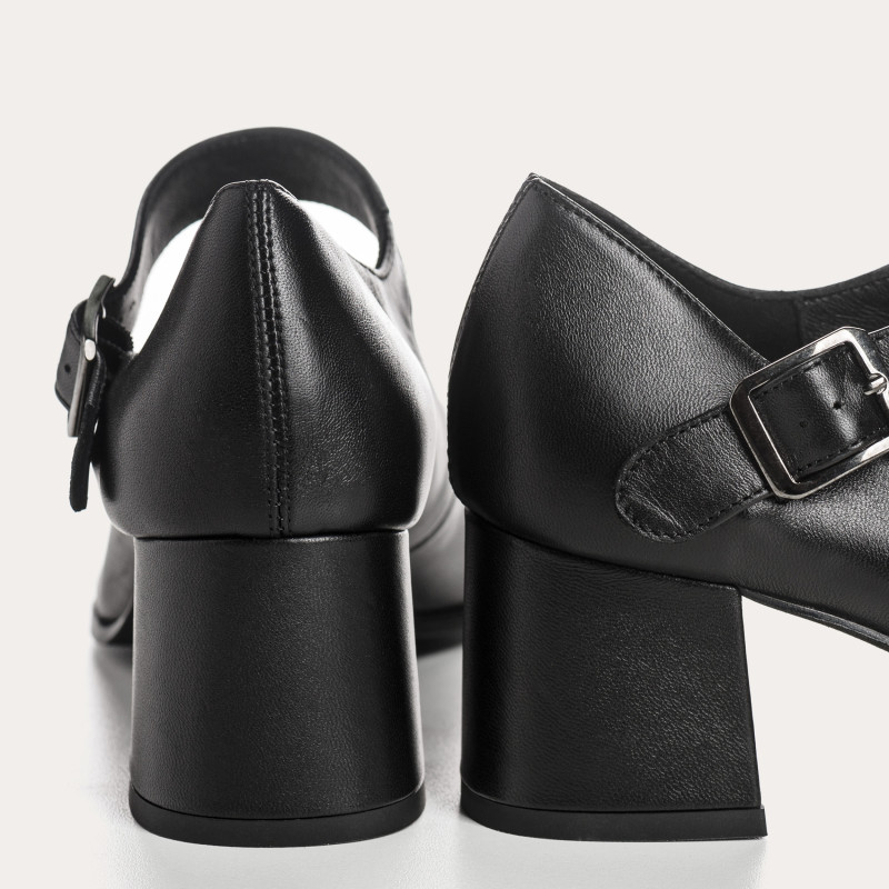 Mary Janes with black heels in smooth leather with silver buckle