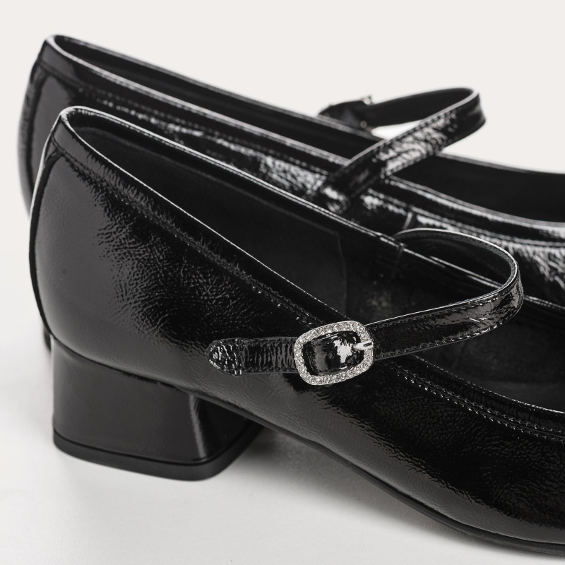 Black ballerinas Woman with heels in Kelly varnish leather