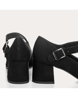 Babies with black heels in velvet leather with golden buckle