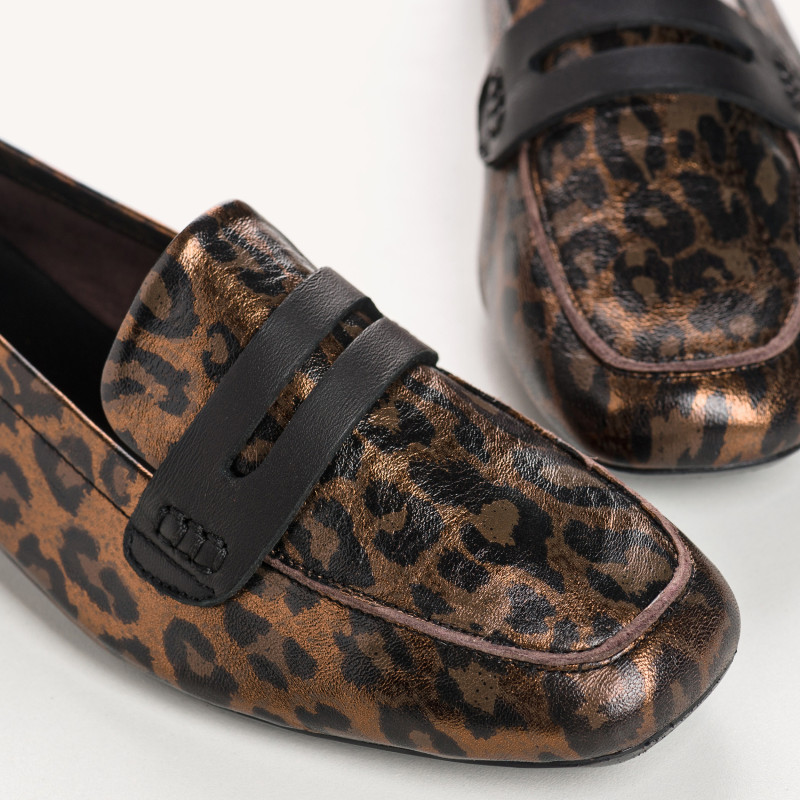 Mocassins collège en cuir métallisé imprimé léopard