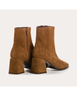 Bottines à talons en cuir velours cognac avec zip intérieur