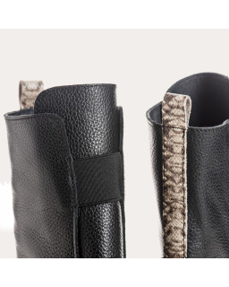 Boots Chelsea plates noires en cuir grainé avec élastiques