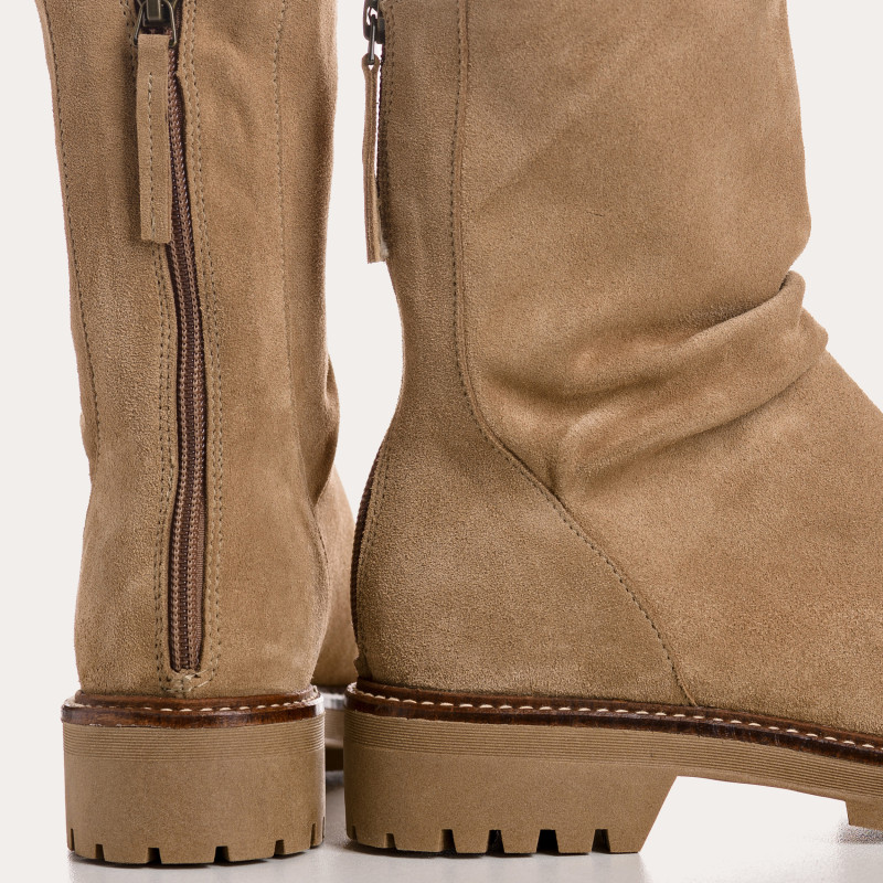 Velvet leather boots with notched soles with rear zip