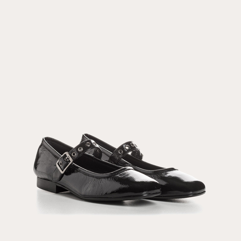 Mary Janes in varnished leather with eyelet flanges and silver buckles