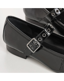 Mary Janes in varnished leather with eyelet flanges and silver buckles