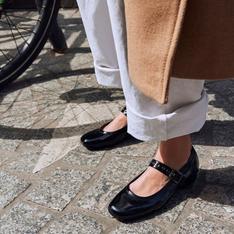 Mary Janes in varnished leather with eyelet flanges and silver buckles