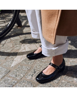 Mary Janes in varnished leather with eyelet flanges and silver buckles
