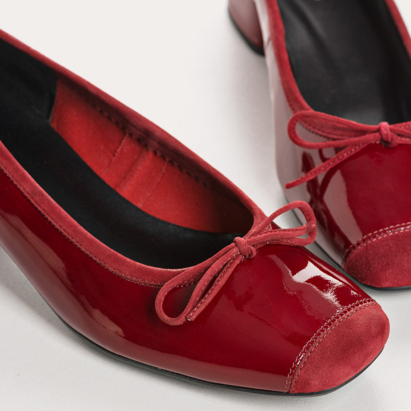 Ballerinas with red varnished leather and velvet