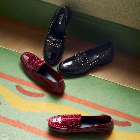 Mocassins college rouges a clous en cuir vernis