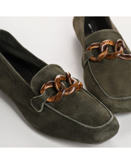 Mocassins bijoux en cuir velours bout carré et chaîne bois brossé