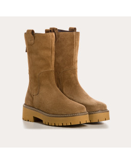 Beige velvet leather boots with notched soles and rear zip