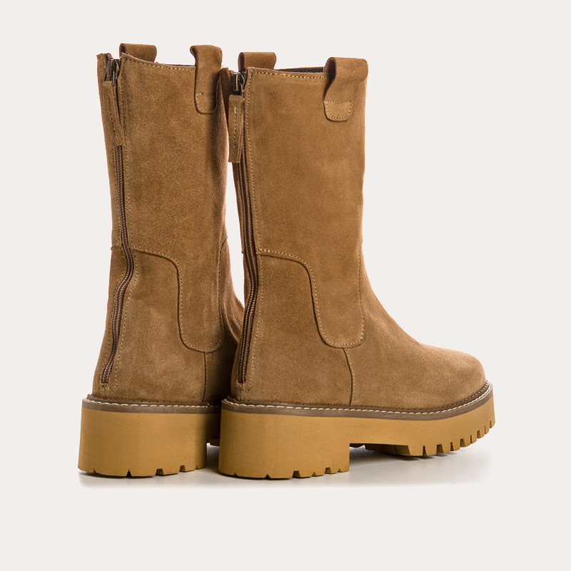 Bottines en cuir velours beige avec semelles crantées et zip arrière