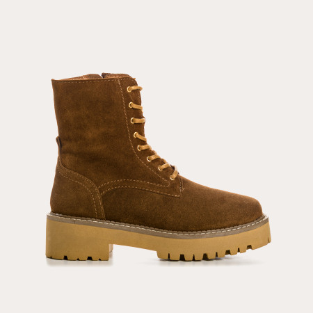 Suede laces boots with interior zip and rubber sole