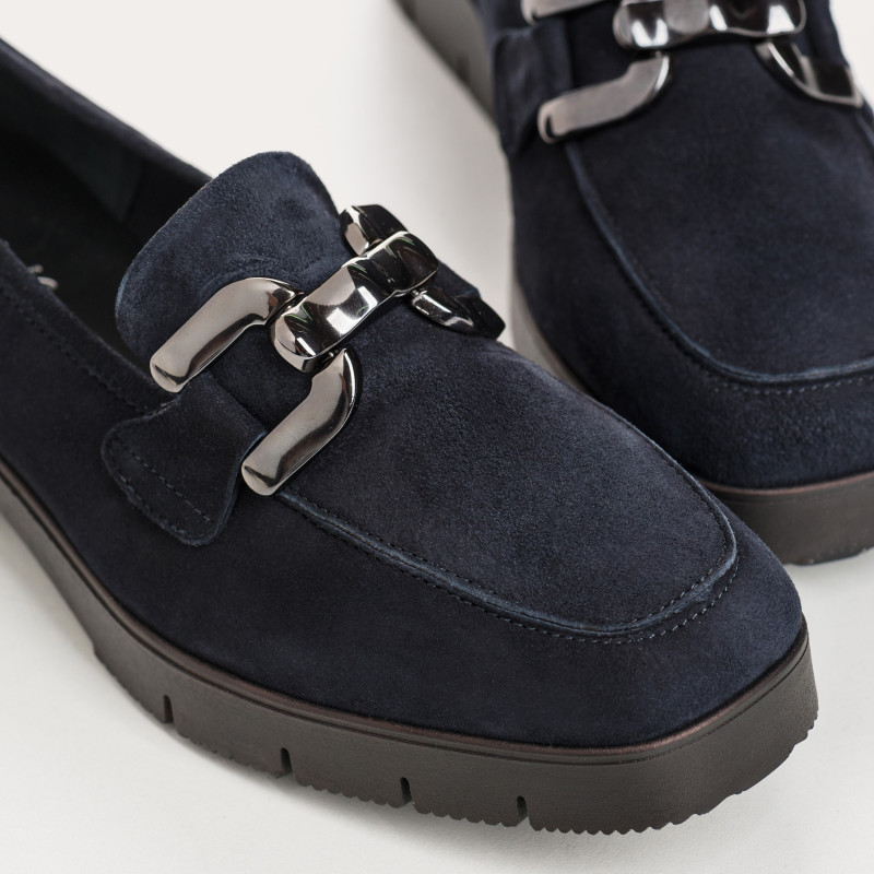 Suede jaw moccasins with golden jewelry or silver