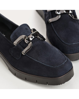 Suede jaw moccasins with golden jewelry or silver